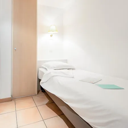 Pierre & Les Rivages Du Parc 3* مينتون
